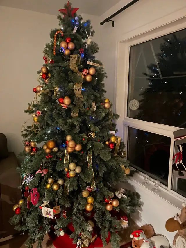 7.5 ft Christmas tree! all ornaments, tree skirt