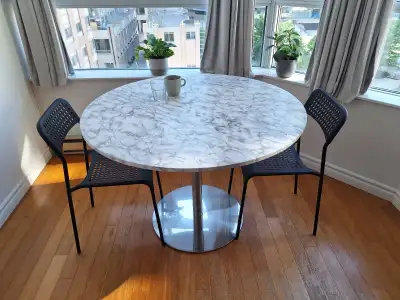 Shape: Round Diameter: ~42 inches / 108 cm Height: Standard dining height Top: Faux marble finish (d...