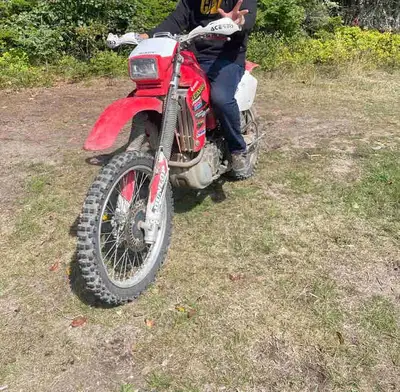 Honda xr650r 2002 avec papier hors-route prix ferme beaucoup de pièce avec a voir