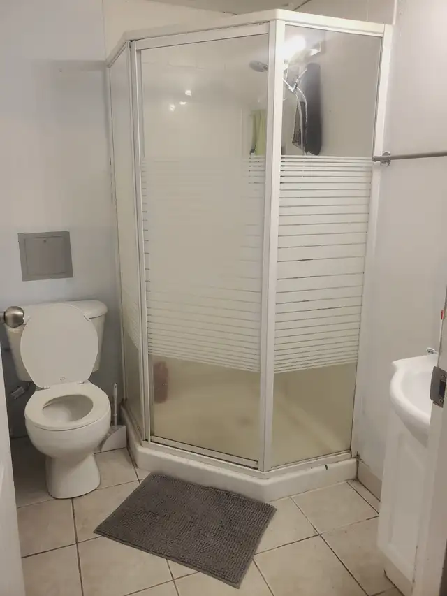 Lease takeover private room near (McMaster University) in Long Term Rentals in Hamilton - Image 7