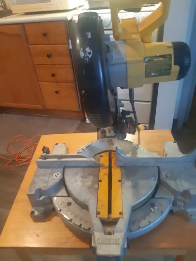 DeWalt Miter Saw in Power Tools in Kitchener / Waterloo - Image 4