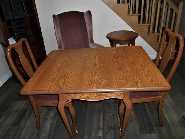 Table en chêne massif + 2 chaises + table d'appoint ronde dans Mobilier de salle à manger et cuisine  à Lanaudière