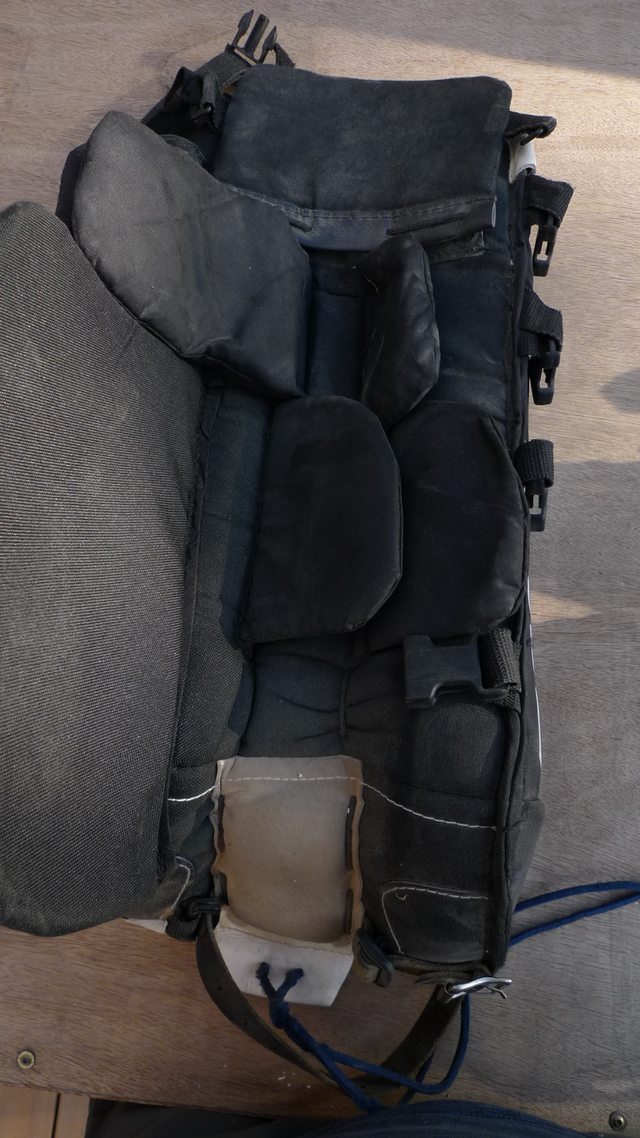 Hockey Goal pads and gloves (Youth) in Hockey in Calgary - Image 6