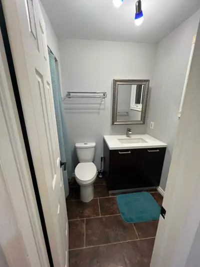 Apartment in the first floor , 3 beds, 2 baths Laundry, semi furnished, 1 parking, close to the hosp...