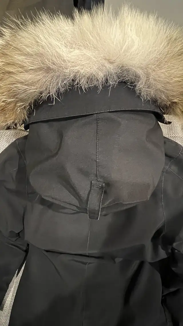 Canada goose duck down jacket - woman size S in Women's - Tops & Outerwear in Calgary - Image 5