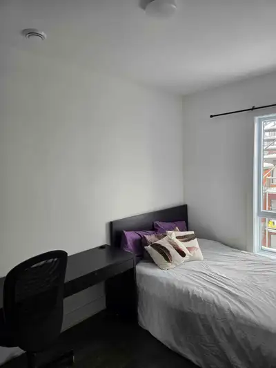 Chambre entièrement meublée à louer dès maintenant. Cette dernière est équipée : - D'une base de lit...