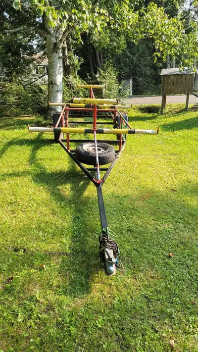 Remorque à canoë et kayak pour 4 embarcation. Rejoindre Benoît au 514 726- 4720