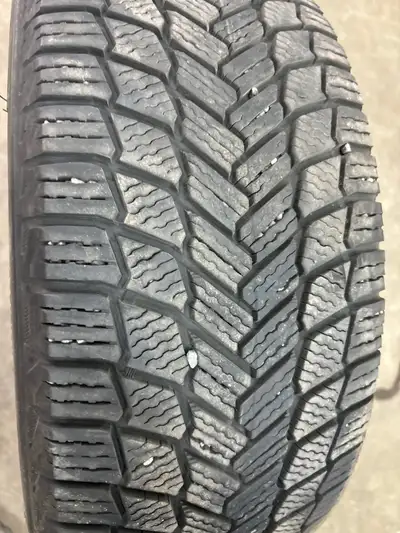 1 pneu d'hiver P225/50/18 99H Michelin X-Ice Snow 24.0% d'usure, mesure 8/32 P225/50R18; P225/55/18;...