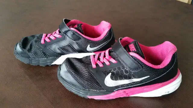 Souliers Nike noir et rose (grandeur 3) in Kids & Youth in City of Montréal - Image 2