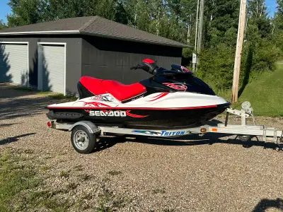 2009 Wake Pro in great condition. Comes with wake board holder, auto fill ballast tanks for wake boa...