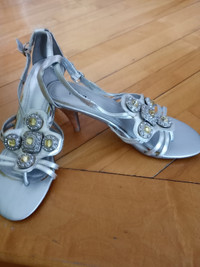 Ladies Silver Sandels, with a back, high heel – size 9M