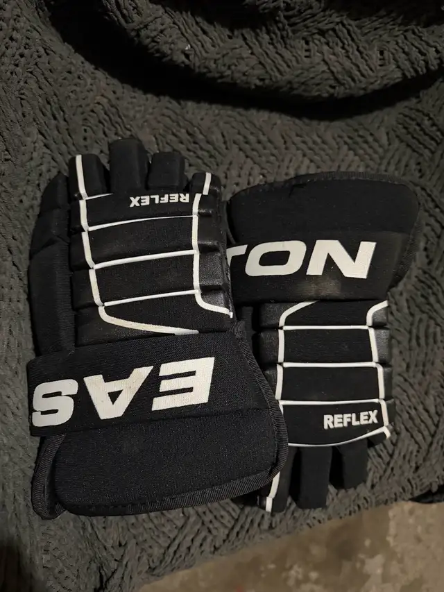 Easton hockey gloves