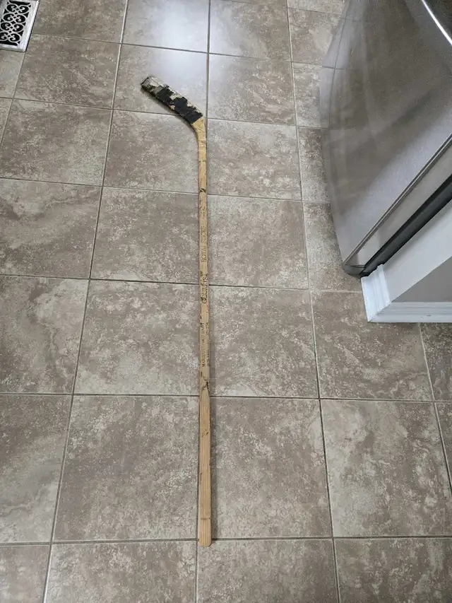 Vintage Hockey Stick GOURETS ROYAL STICK in Arts & Collectibles in Ottawa - Image 2