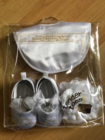Baby shoes head wrap and bib $20, white, new in package in Other in Oakville / Halton Region