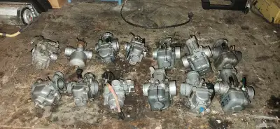 Voici un lot de carburateurs de motocross très rares, idéaux pour les collectionneurs ou les mécanic...