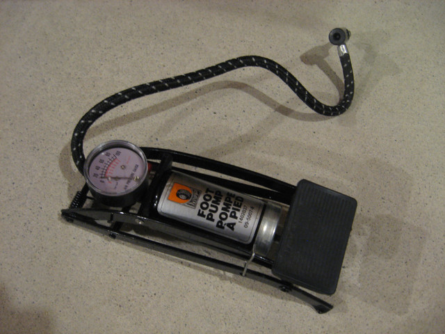 Foot Pump in Fishing, Camping & Outdoors in Calgary - Image 2