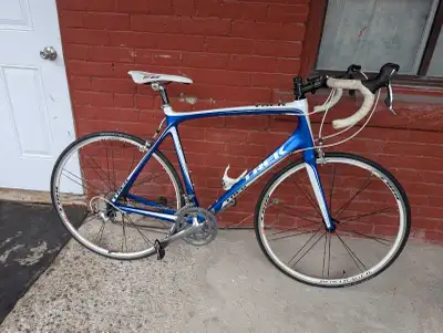 I'm selling a Trek Madone carbon fibre road bike, equipped with a 60cm frame and Cateye V3 computer...