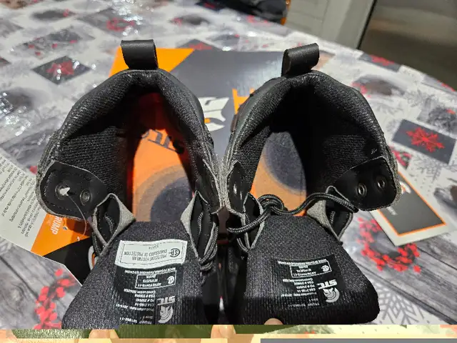 Bottes de travail de STC Footwear in Men's Shoes in Laval / North Shore - Image 6