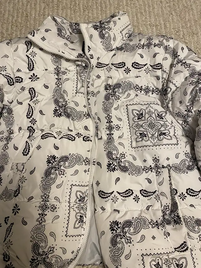 women size small puffer winter jacket  in Women's - Tops & Outerwear in Edmonton - Image 3