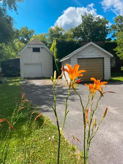 Description Secure driveway parking 10 minutes walk to Queen’s 15 minute walk to KGH AND HDH Long te...