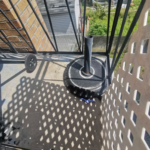 Parasol  brand new avec bloc de ciment et support e dans Mobilier pour terrasse et jardin  à Ville de Montréal - Image 4