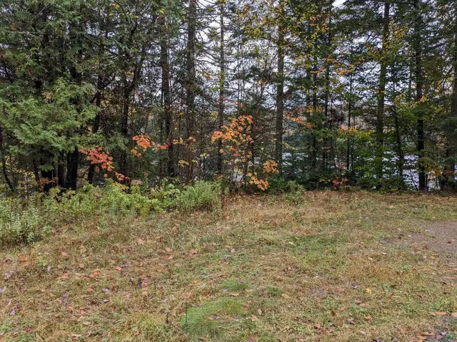 Large plot for sale with private lake in Val-des-Lacs