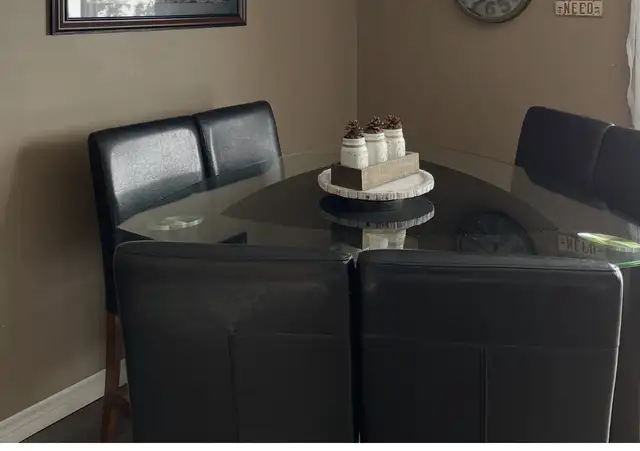 Kitchen table in Dining Tables & Sets in North Bay - Image 2