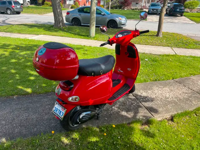 2005 Vespa ET4 150cc Scooter in Scooters & Pocket Bikes in St. Catharines - Image 7
