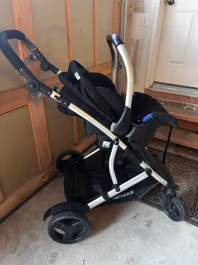 Hauck baby car seat, 0 to 8 months . With stroller attachment. Clean and great