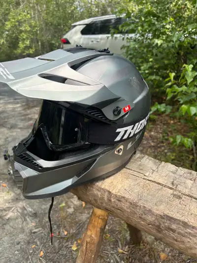 Dirt bike helmet size Medium. Purchased for over 250$ last summer. No longer needed