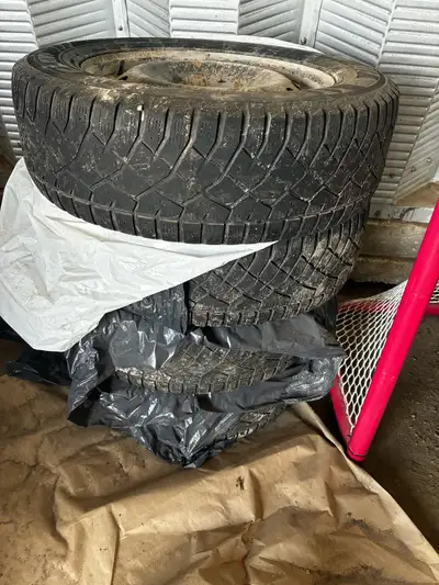 Set of winter tires on rims came off an 2018 Nissan murano obo