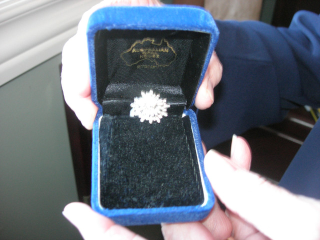 Diamond Cluster Ring dans Bijoux et montres  à Lethbridge - Image 2