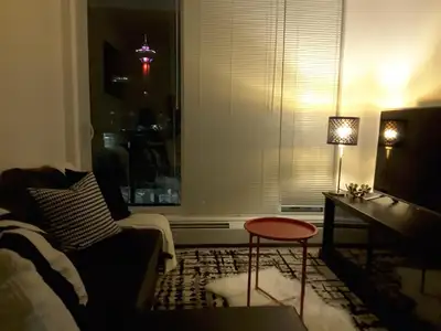 2 Bedroom Condo on Higher Floor/(DT - Central Library Downtown)