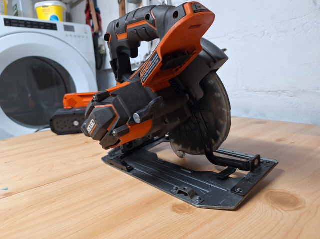 RIDGID R8652    7-1/4" 18 V SAW with BATTERY & CHARGER in Power Tools in Grand Bend - Image 4