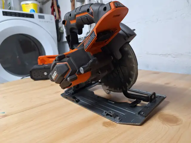 RIDGID R8652    7-1/4" 18 V SAW with BATTERY  **CHARGER SOLD** in Power Tools in Grand Bend - Image 4