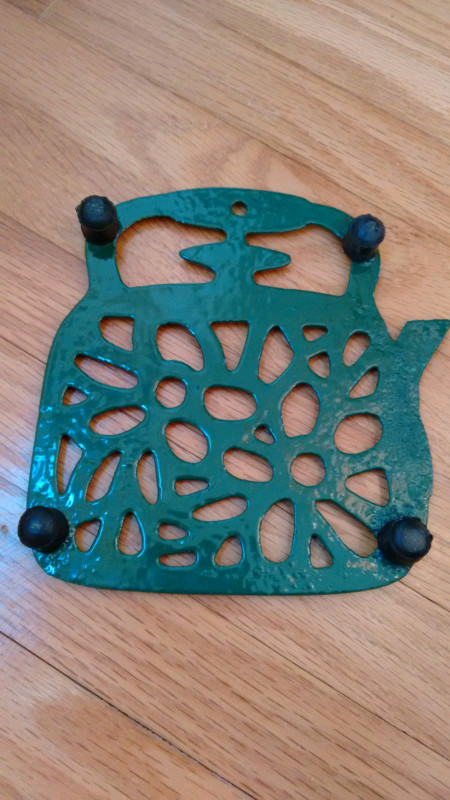 Vintage cast iron kettle themed  trivet  in Arts & Collectibles in St. Catharines - Image 2