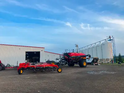 2022 Vaderstad Seedhawk 60’ 12” spacing with twin row openers, comes with 660 cart with flotation si...