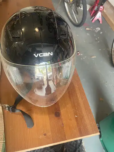 This is a pre-owned VCAN helmet, designed for safety and comfort on the road. It has a clear visor a...