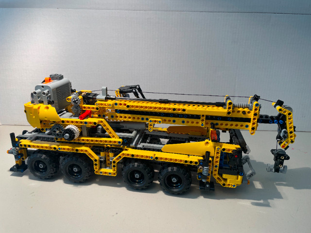 Lego Technic 8053 Mobile Crane in Toys & Games in City of Montréal - Image 3