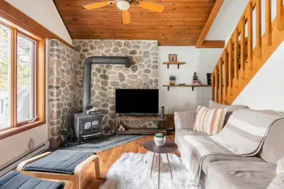 Cozy Cottage for longterm rental, steps from lake Tyrol