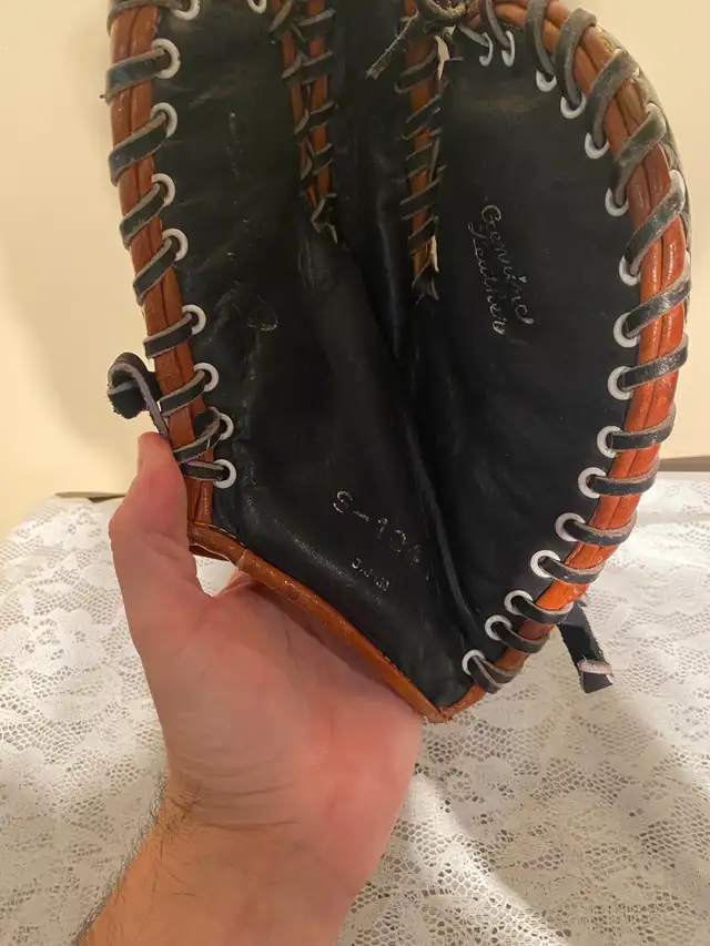 Vintage Mastercraft S-1041 Leather Baseball Glove in Baseball & Softball in Hamilton - Image 3