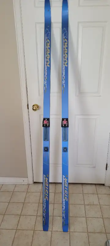 Pair of Karhu waxless cross-country skis lenght 195 cm bindings Salomon SNS