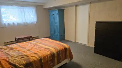 Extra Grande ''Chambre'' a louer Inclus – Confort et Tranquillité Découvrez ce bel espace de vie sem...