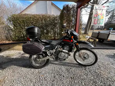 Suzuki DR650 2019 avec bas kilométrage. TRÈS PROPRE et en très bon état, comme neuf! - 11 845 kilomè...