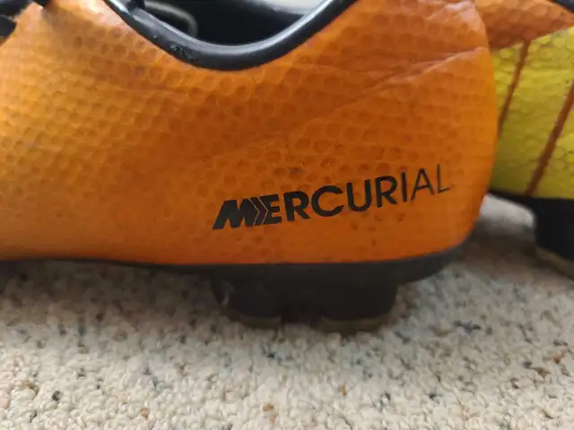 Soccer cleats, youth size 8.5 in Soccer in Edmonton - Image 4