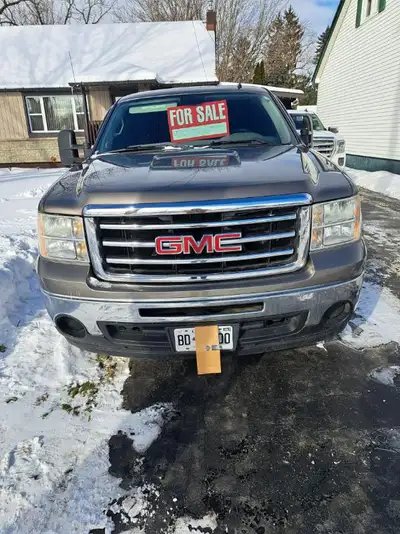 2012 GMC Sierra excellent condition very well maintained, 2 sets of tires winter and summer, remote...