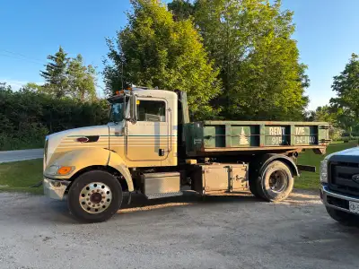 Peterbilt 335 132000km C7 Pre emissions Cat motor 6 speed standard Aluminum wheels Palfinger 54” hoo...