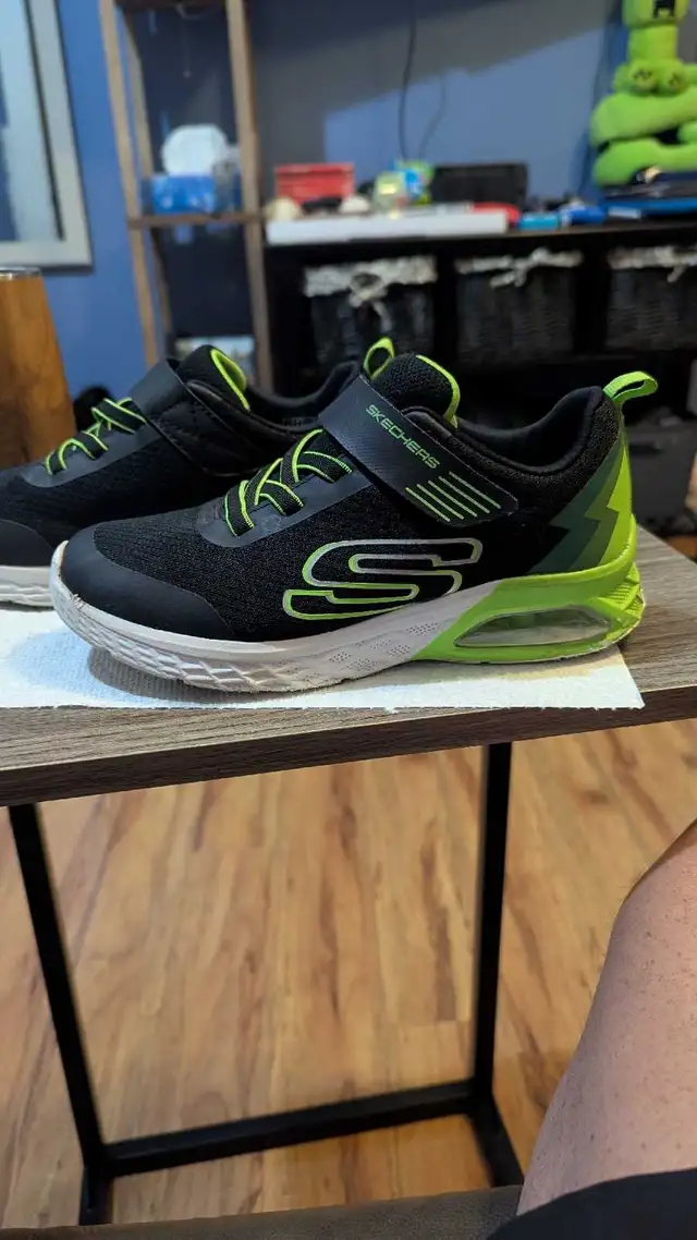 size 2 youth.kids running shoes in Kids & Youth in Cambridge - Image 2