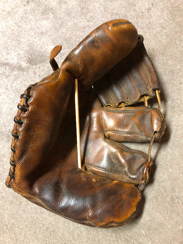 Vintage three fingered Baseball Glove in Arts & Collectibles in Ottawa - Image 2