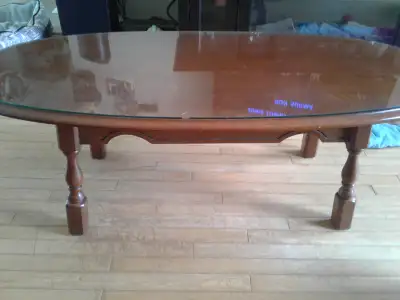 Table antique faite une offre comme neuve car proteger d une vitre .